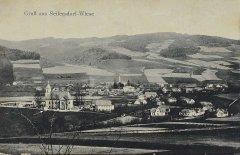 starší foto vsi s kaplí (označena šipkou)