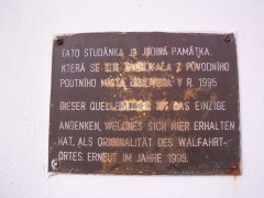 pamětní deska s informací o původní kapli