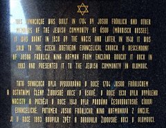 pamětní deska v synagoze (detail)