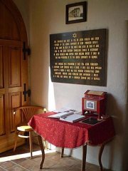 pamětní deska v synagoze
