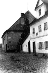 historické foto synagogy s rabínským domem