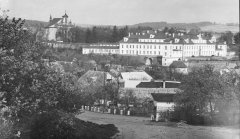 celkový pohled na město s kostelem