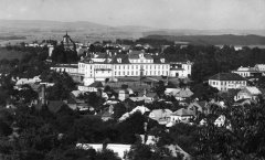 celkový pohled na město s kostelem