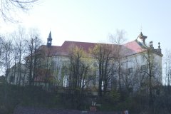 pohled zleva