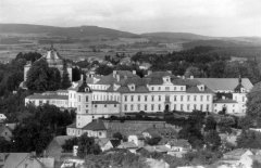 celkový pohled na město s kostelem