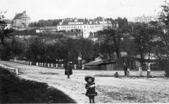 celkový pohled na město s kostelem v pozadí