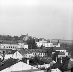 celkový pohled na město s kostelem