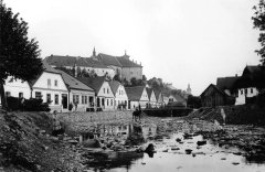 pohled ke kostelu