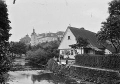 pohled ke kostelu