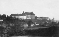 celkový pohled na kostel a piaristické gymnázium