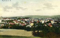 dobová pohlednice města s kostelem (zcela vlevo)