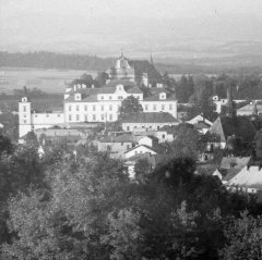 celkový pohled na město s kostelem