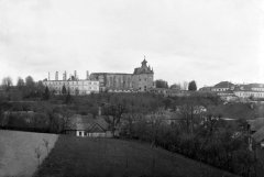 kostel a piaristické gymnázium po požáru