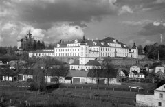 celkový pohled na město s kostelem