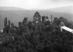 celkový pohled na hrad s kostelem