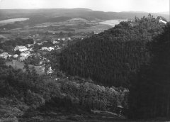 celkový pohled na hrad s kostelem