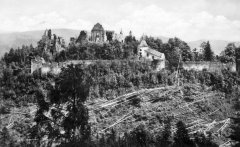celkový pohled na hrad s kostelem
