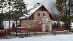 současná podoba kaple a domu za ní