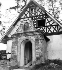 starší foto kaple a domu za ní