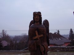 socha archanděla Gabriela před kaplí