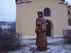 vchod do kaple a socha sv. Josefa