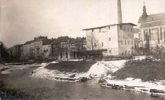 starší foto kostela (vpravo)