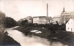 starší foto kostela (vpravo)