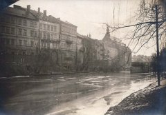 starší foto kostela (vpravo)