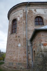 pohled na presbytář zleva
