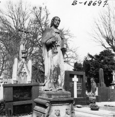 starší foto kostela (vlevo za stromy)