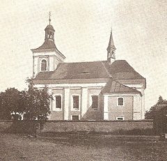 fasáda kostela, ještě s původním nátěrem
