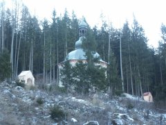celkový pohled na kostel, jednu z kaplí křížové cesty a kapli Božího hrobu (vpravo od kostela)