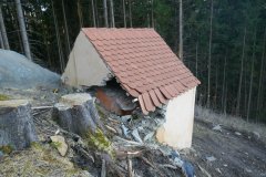 pohled zezadu zleva - roh rozbitý kořeny stromů