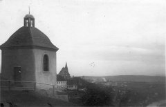 panorama města s kaplí v popředí