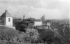 panorama města s kaplí v popředí