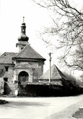 starší foto kostela, kaple a márnice