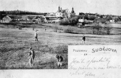 dobová pohlednice vsi s poutním areálem