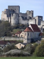 celkový pohled na kostel v popředí pod hradem