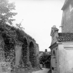 vchod do kostela (vpravo)