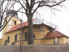 pohled zezadu zprava - pokládka nové krytiny zadní části střechy
