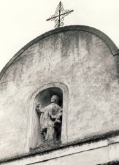 starší foto kaple - nika se sochou ve štítu
