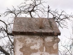 detail poškozené střechy