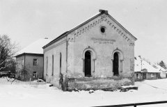východní průčelí, v pozadí škola-rabinát