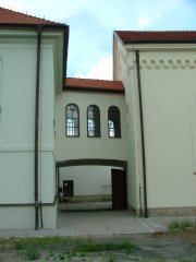 můstek mezi školou a synagogou