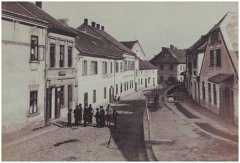 horní část štítu synagogy (v pozadí)