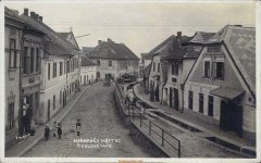 horní část štítu synagogy (v pozadí u šipky)