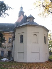 pohled na kapli u zadní strany kostela