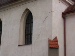 detail praskliny ve stěně