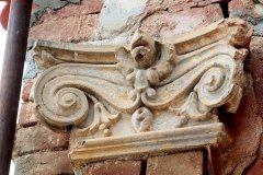 detail výzdoby na předním štítu