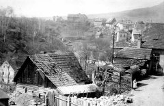 celkový pohled na město se synagogou (vpravo od středu)
